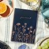 Artikelbild 7 des Artikels “Bullet Journal dotted A5 mit Spiralbindung [Fine Flowers night blue] “